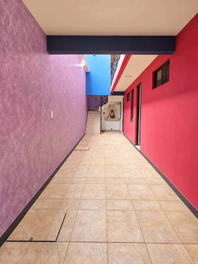 Pasillo de LUMA con puertas de acceso y escaleras al fondo